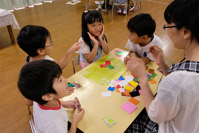 イロトカタチで遊ぶ子供たち