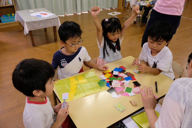 イロトカタチで遊ぶ子供たち