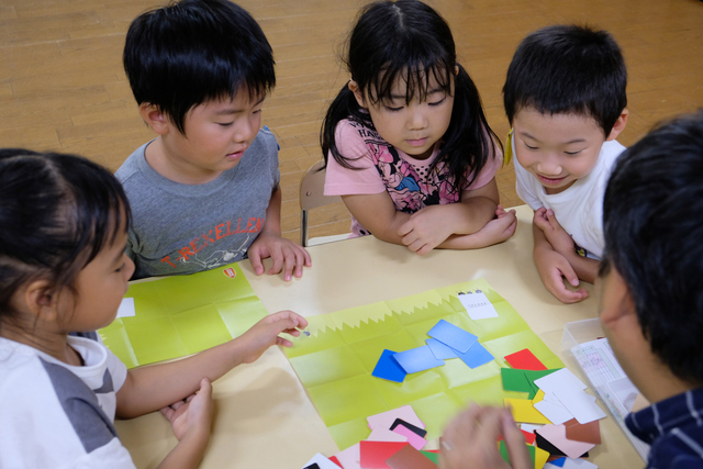 バンダイナムコグループ有志とTRINUSによって作られたカードゲーム「イロトカタチ」で遊ぶ子供たち