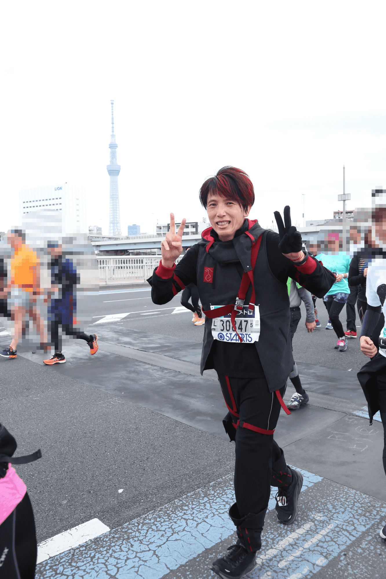 東京マラソンで「ユイト・スメラギ」のコスプレで走る穴吹さん